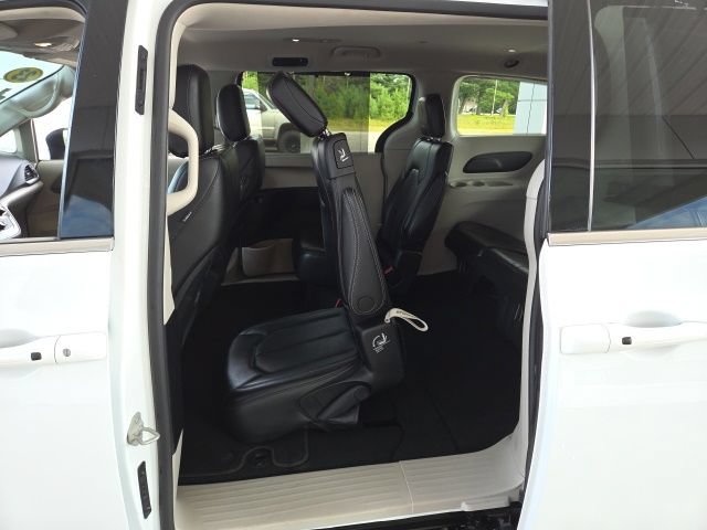 Used 2023 Chrysler Pacifica Touring-L FWD image 40