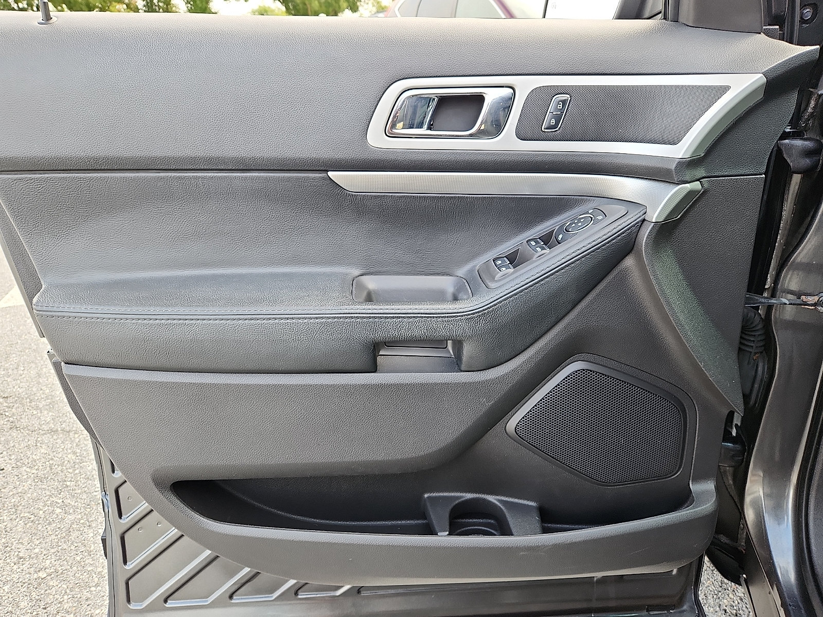 Used 2015 Ford Explorer XLT w/ Equipment Group 202B AWD/4WD image 13