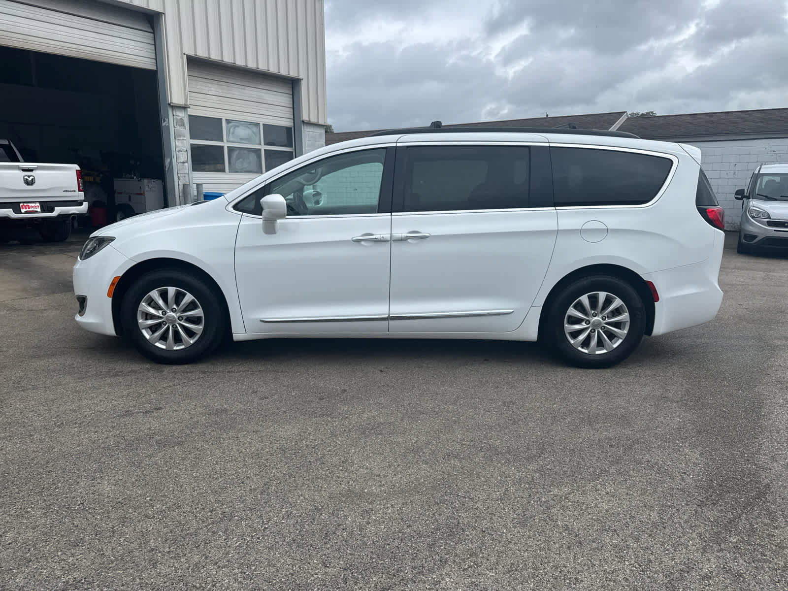 Used 2017 Chrysler Pacifica Touring-L image 2