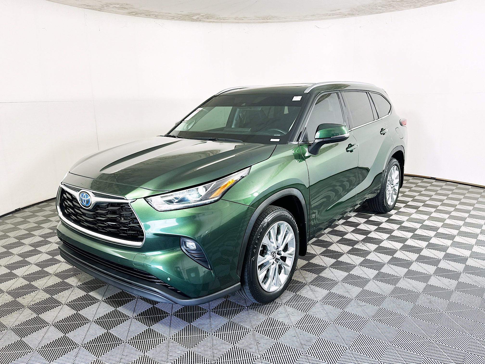 Used 2024 Toyota Highlander Limited FWD image 7