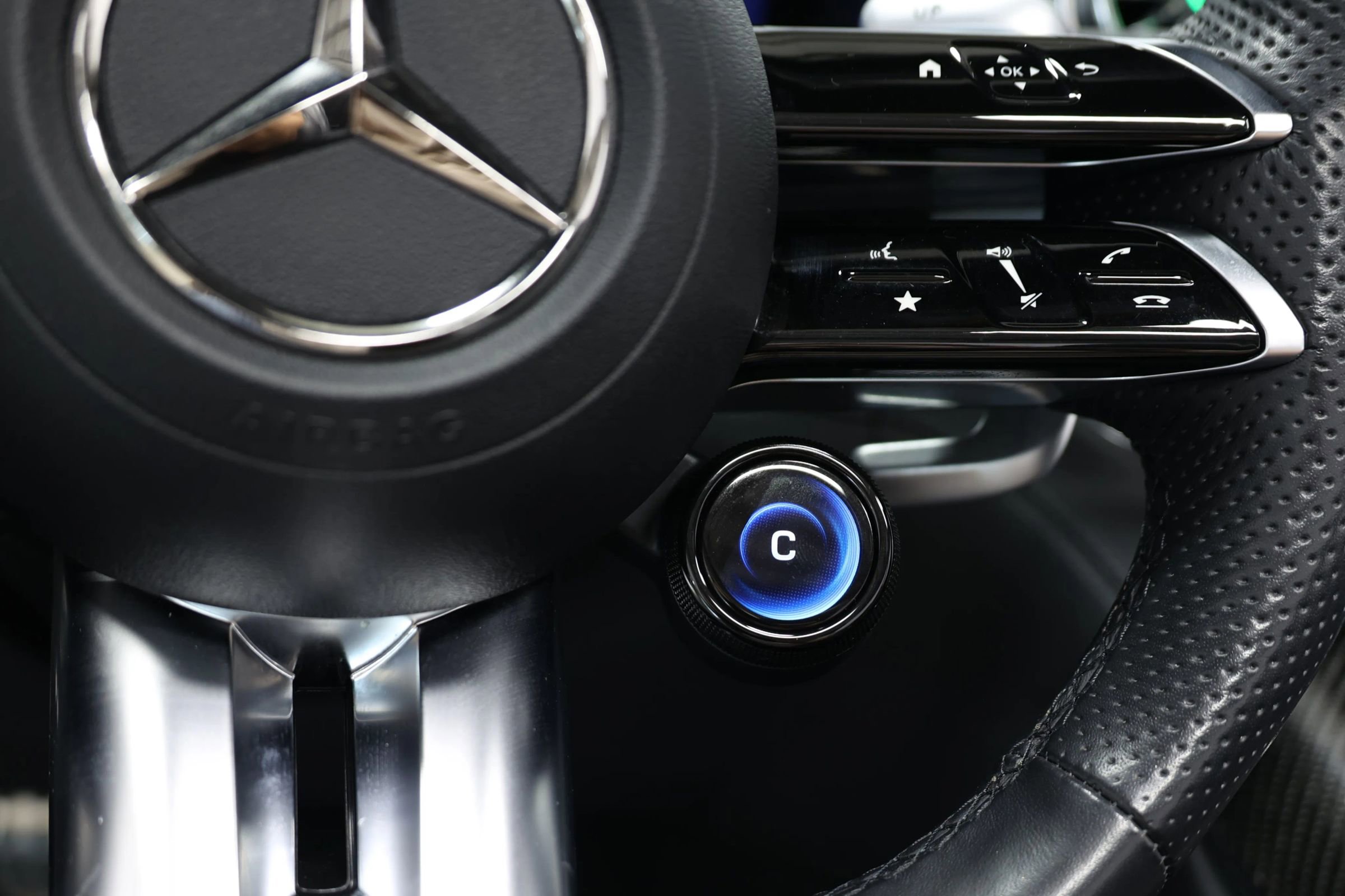 Used 2022 Mercedes-Benz SL 63 AMG 4MATIC image 31
