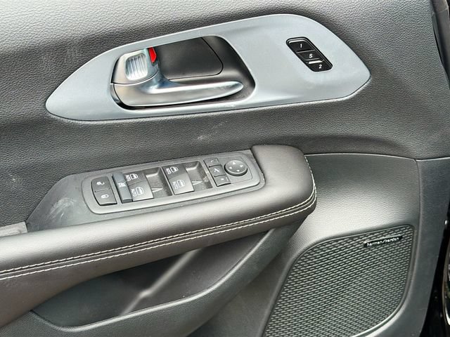 New 2026 Chrysler Pacifica Limited w/ Uconnect Theater Family Group FWD image 22