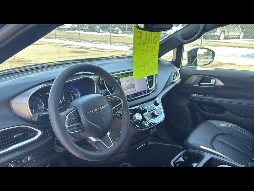 Used 2025 Chrysler Pacifica Select image 9
