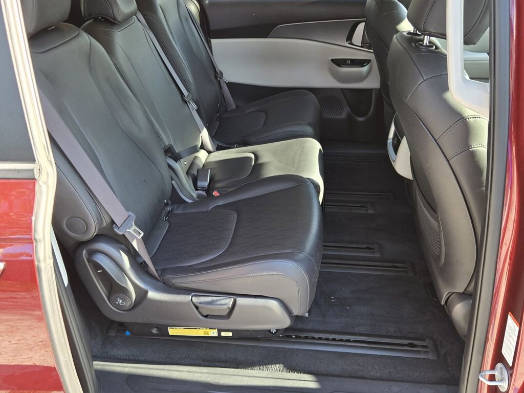 Used 2024 Kia Carnival LX image 16