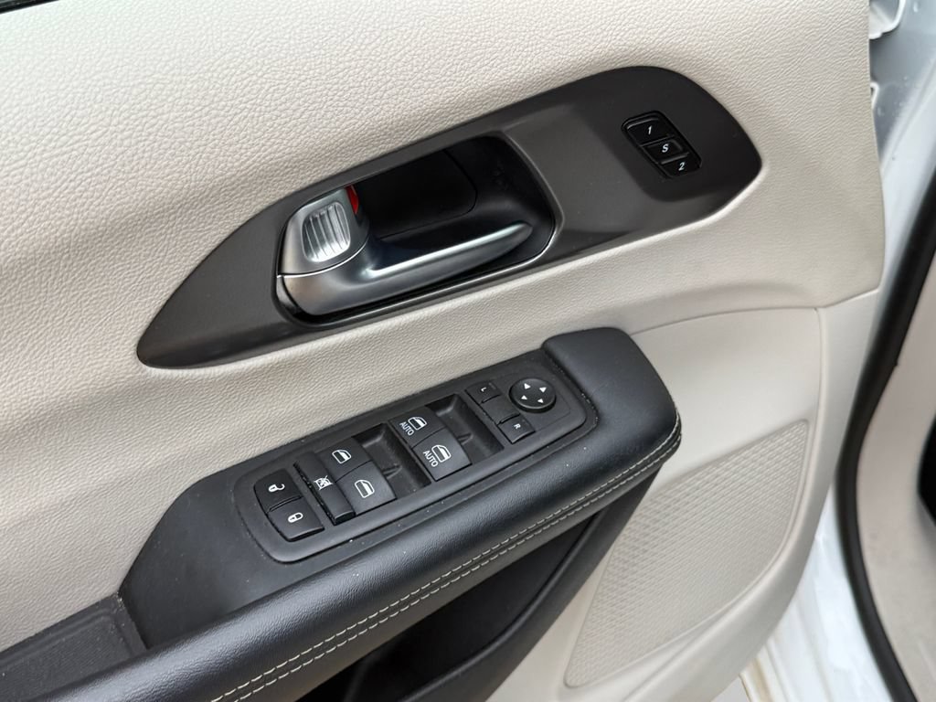 Used 2024 Chrysler Pacifica Touring-L FWD image 20