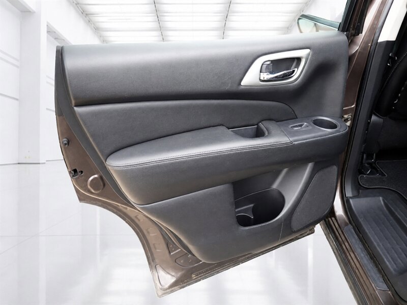 Used 2015 Nissan Pathfinder Platinum w/ Family Entertainment Package AWD/4WD image 21