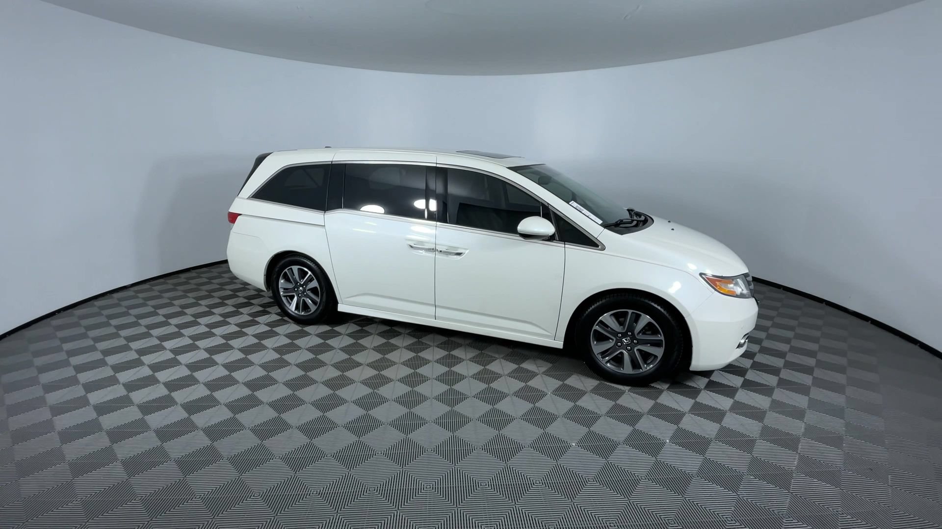 Used 2015 Honda Odyssey Touring Elite image 2