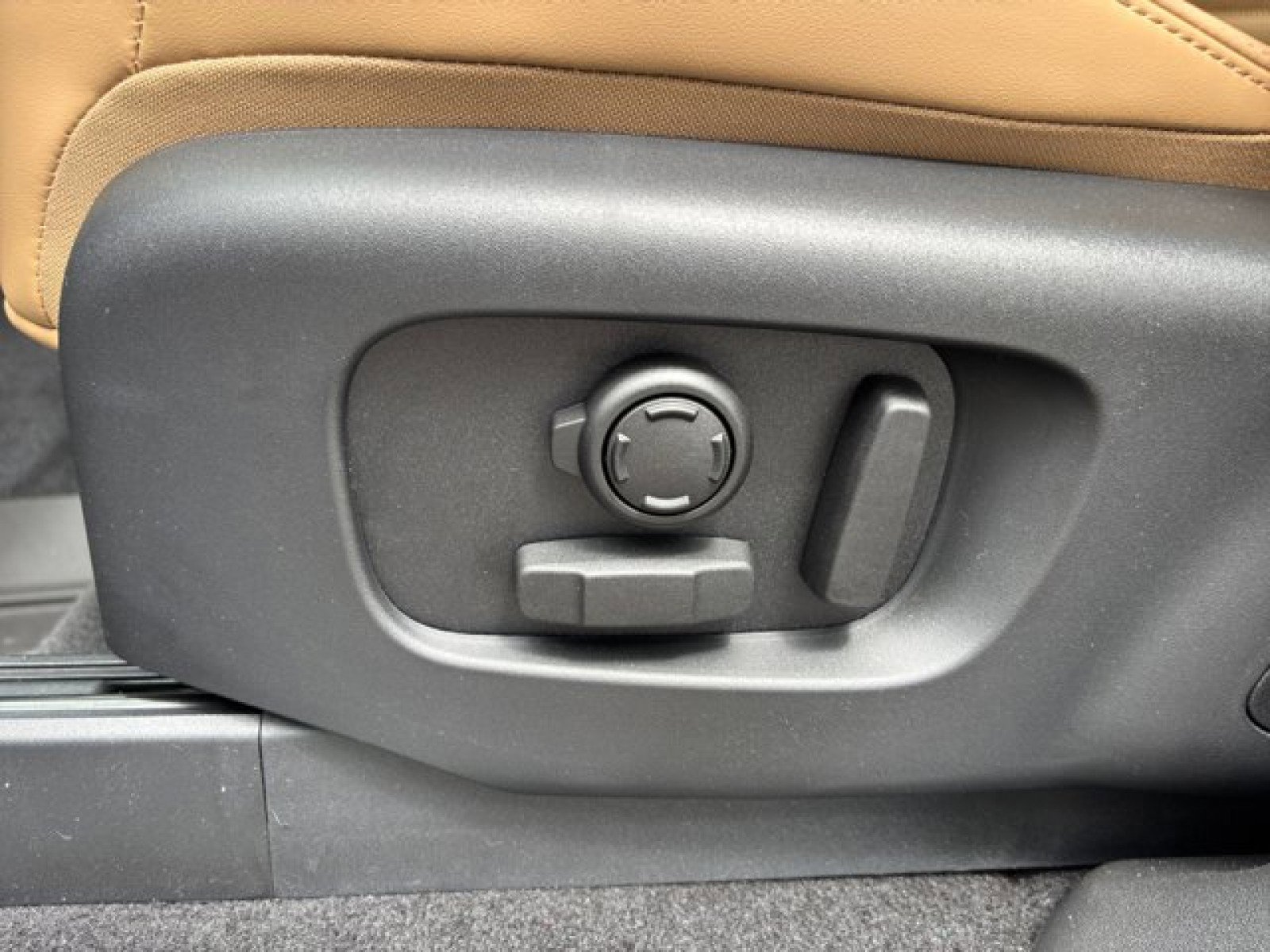 New 2025 Land Rover Discovery Dynamic SE image 11