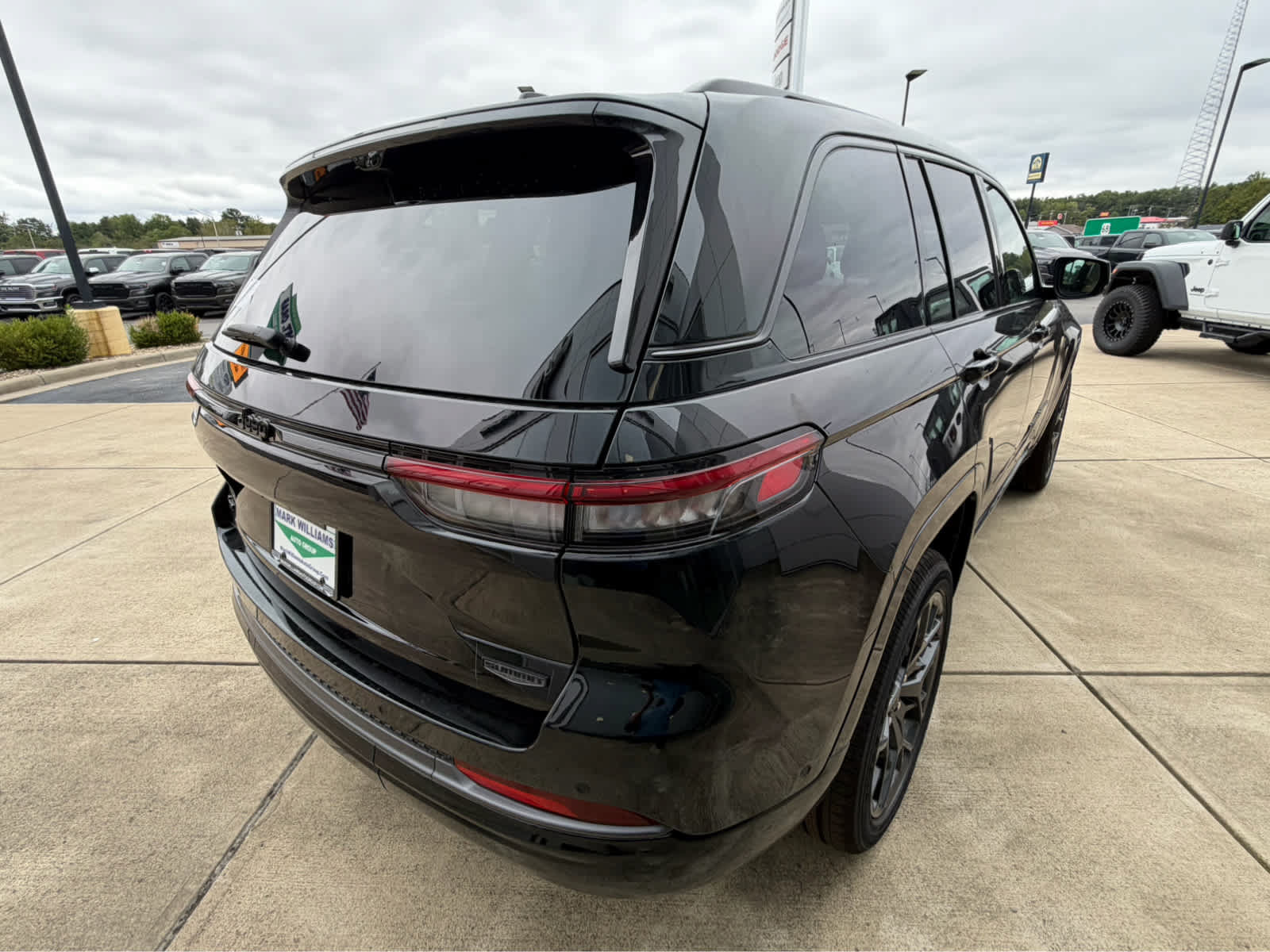 New 2027 Jeep Grand Cherokee Summit AWD/4WD image 3