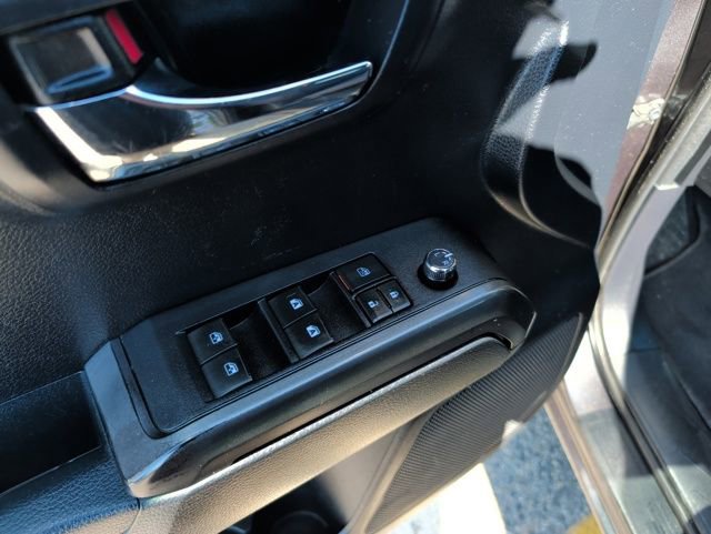 Used 2018 Toyota Tacoma TRD Off-Road w/ Technology Package AWD/4WD image 15