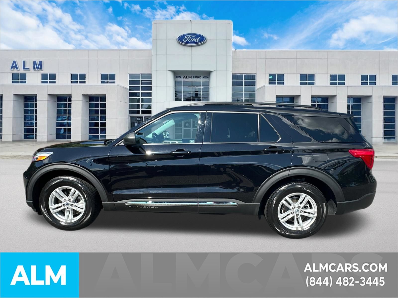 Used 2024 Ford Explorer XLT RWD image 9