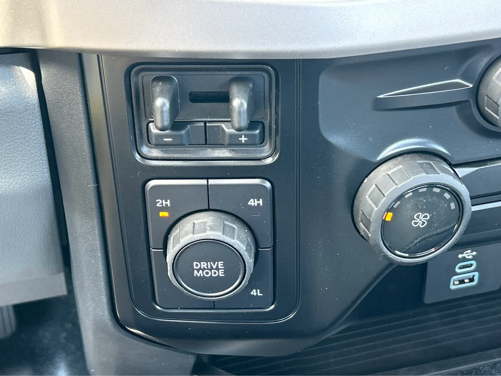 New 2025 Ford F550 4x4 Regular Cab Super Duty image 28