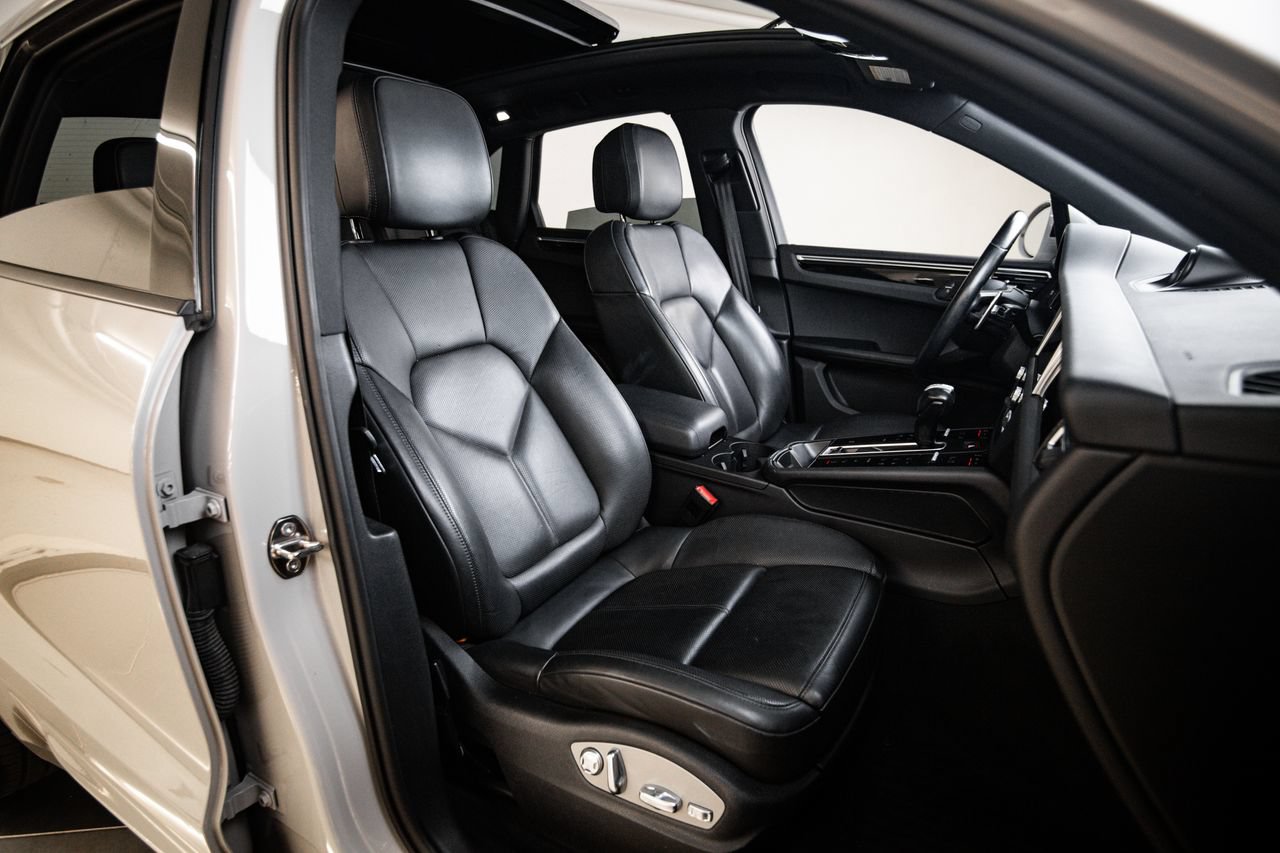 Certified 2023 Porsche Macan AWD/4WD image 29