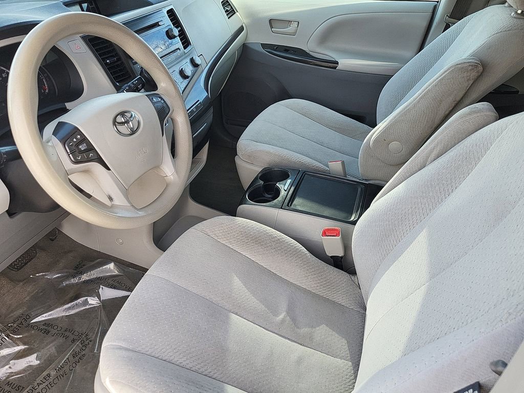 Used 2012 Toyota Sienna LE w/ Towing Pkg image 12