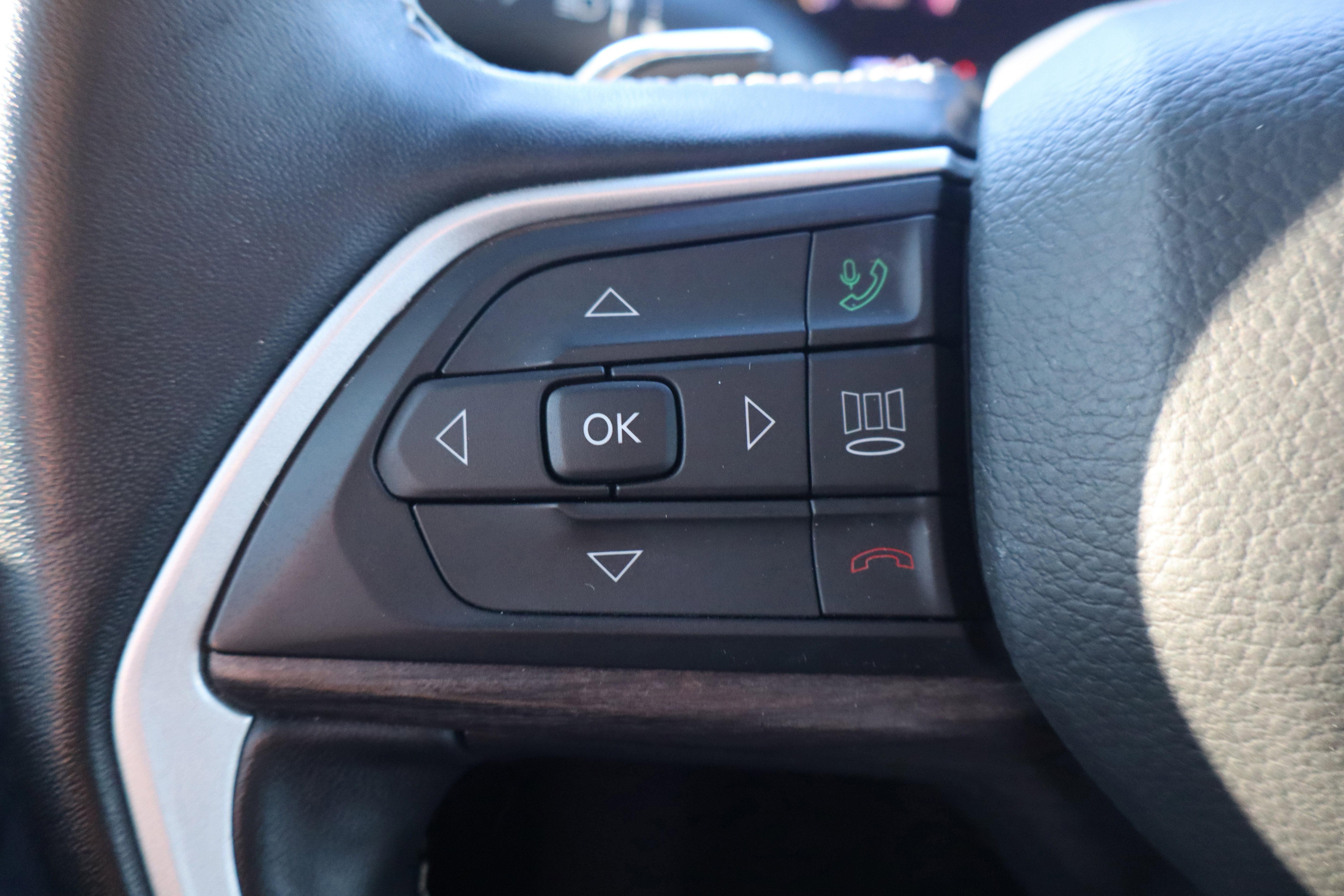 Used 2022 Jeep Grand Cherokee Limited image 16