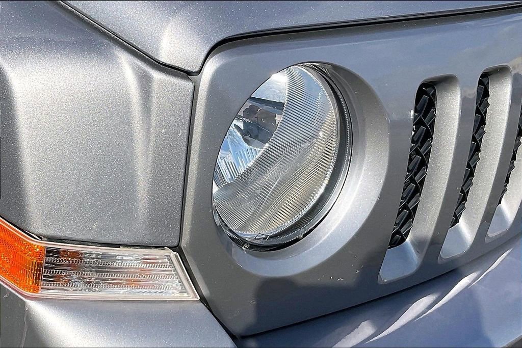 Used 2016 Jeep Patriot High Altitude AWD/4WD image 32