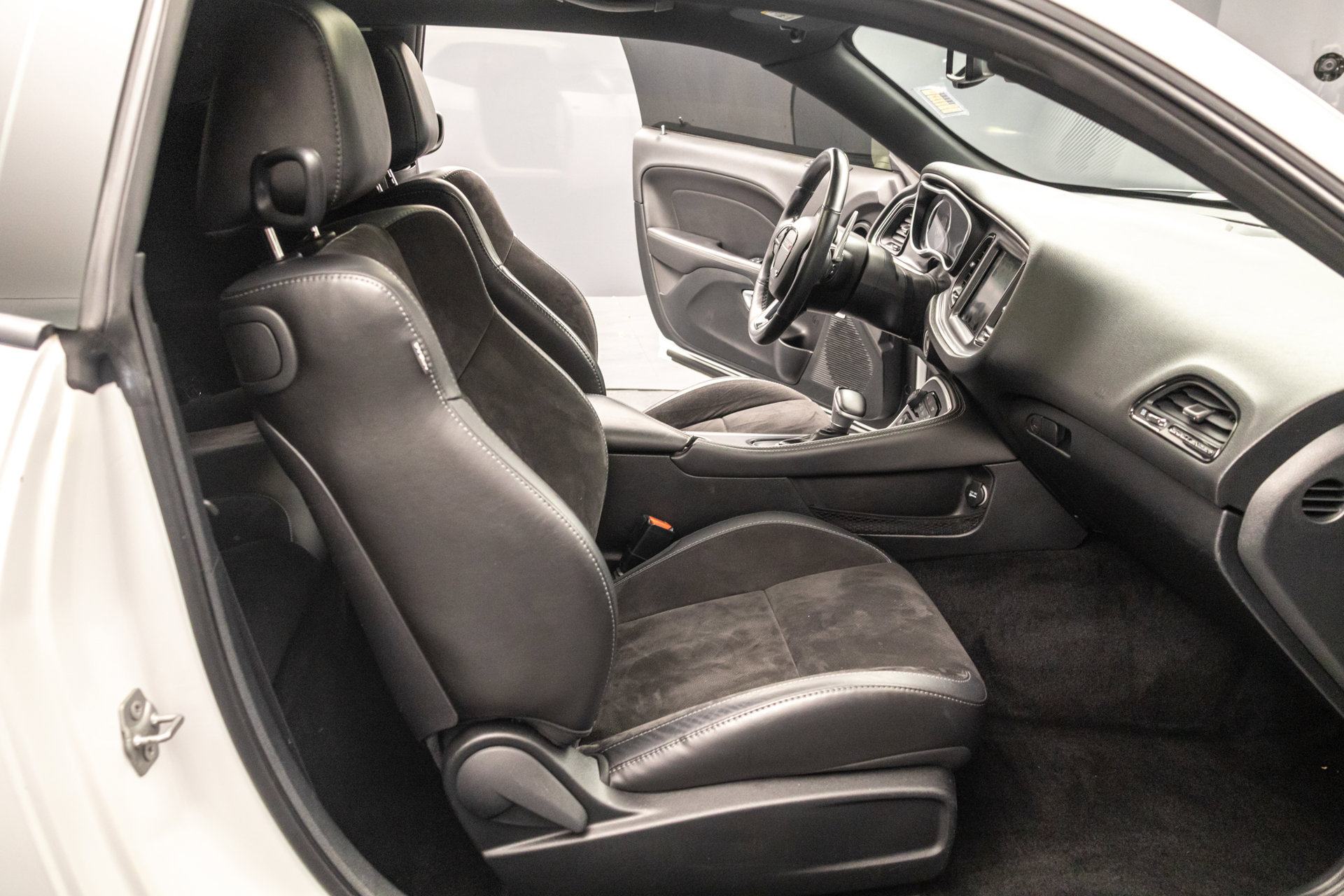 Used 2018 Dodge Challenger R/T Scat Pack w/ Leather Interior Group RWD image 35