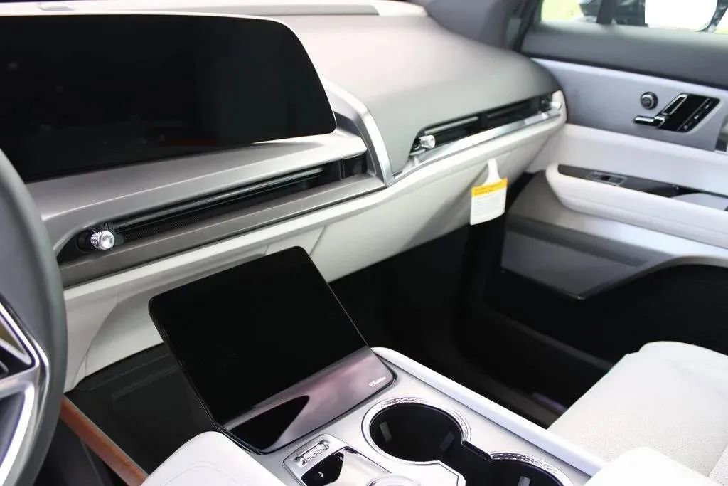 New 2026 Cadillac Vistiq Luxury image 16