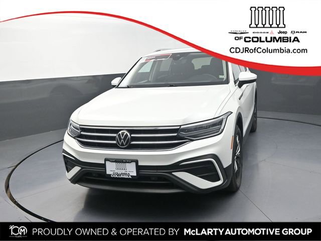 Used 2023 Volkswagen Tiguan SE w/ Panoramic Sunroof Package
