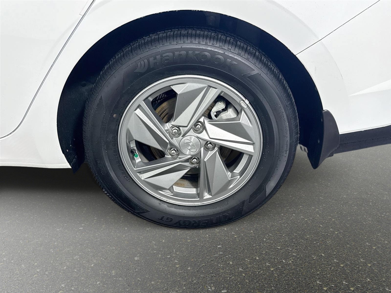 Used 2024 Hyundai Elantra SE FWD image 28