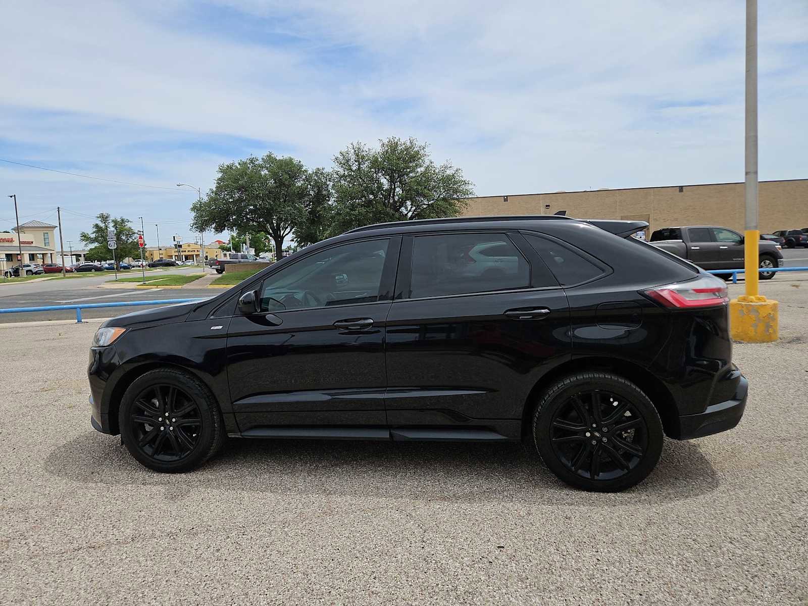 Used 2022 Ford Edge ST-Line w/ Class II Trailer Tow Package AWD/4WD image 5
