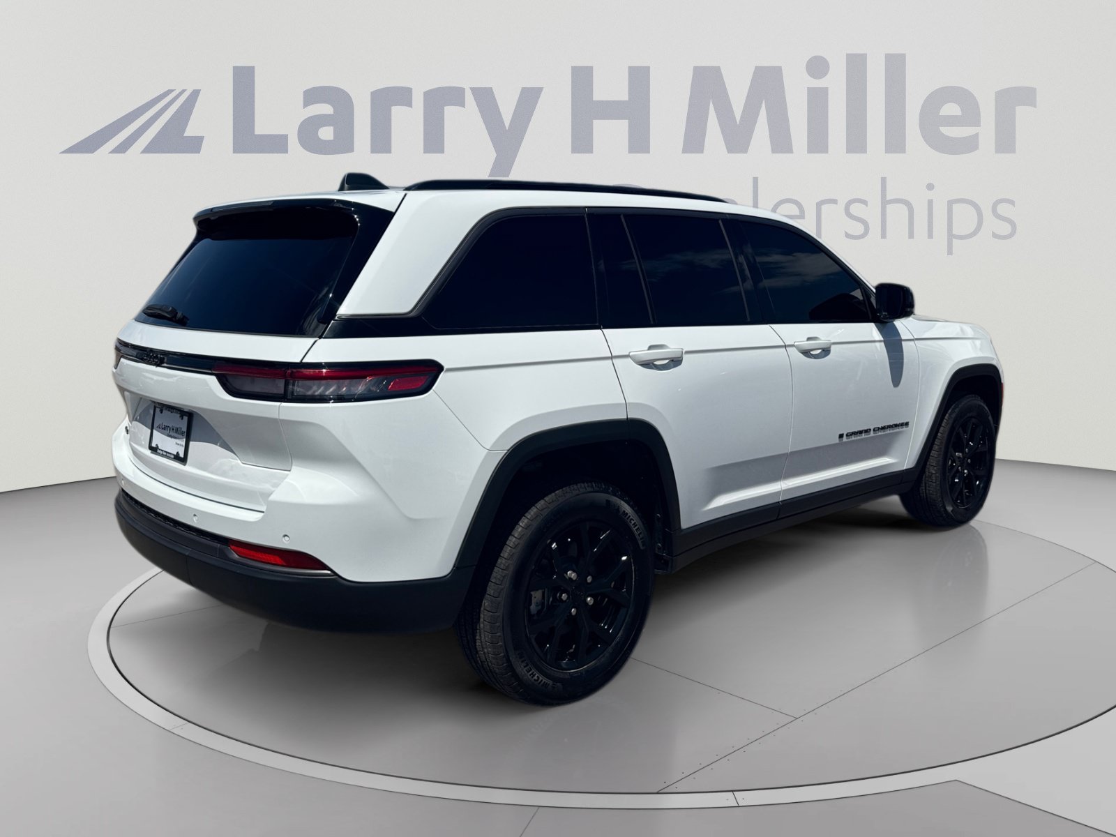 Used 2026 Jeep Grand Cherokee Altitude AWD/4WD image 5