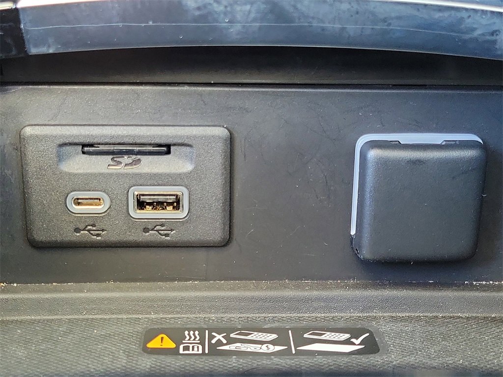 Used 2022 Buick Envision Avenir w/ Technology Package II image 32