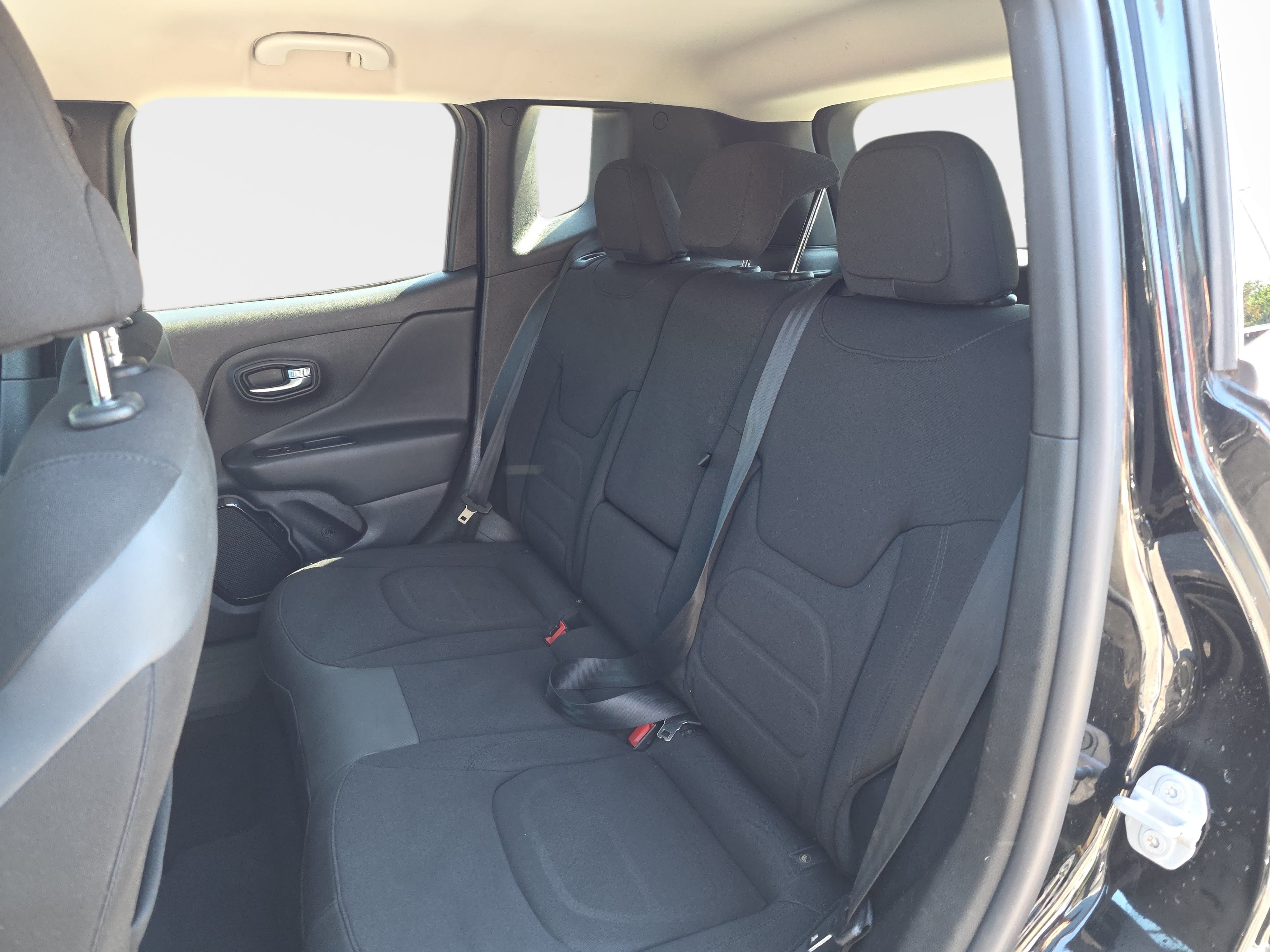 Used 2017 Jeep Renegade Altitude FWD image 11