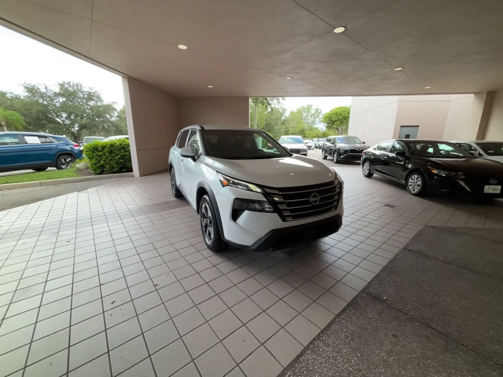 Used 2025 Nissan Rogue SV AWD/4WD image 3