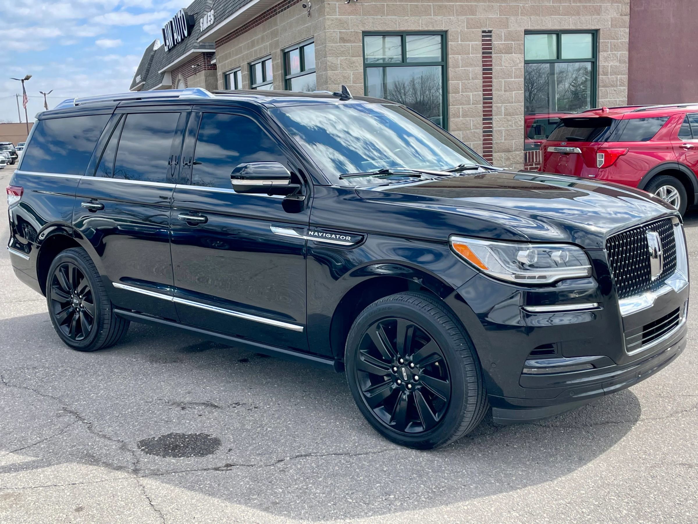 Used 2023 Lincoln Navigator Reserve image 3