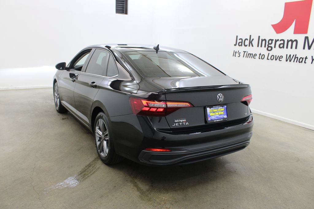 Certified 2023 Volkswagen Jetta SE FWD image 3