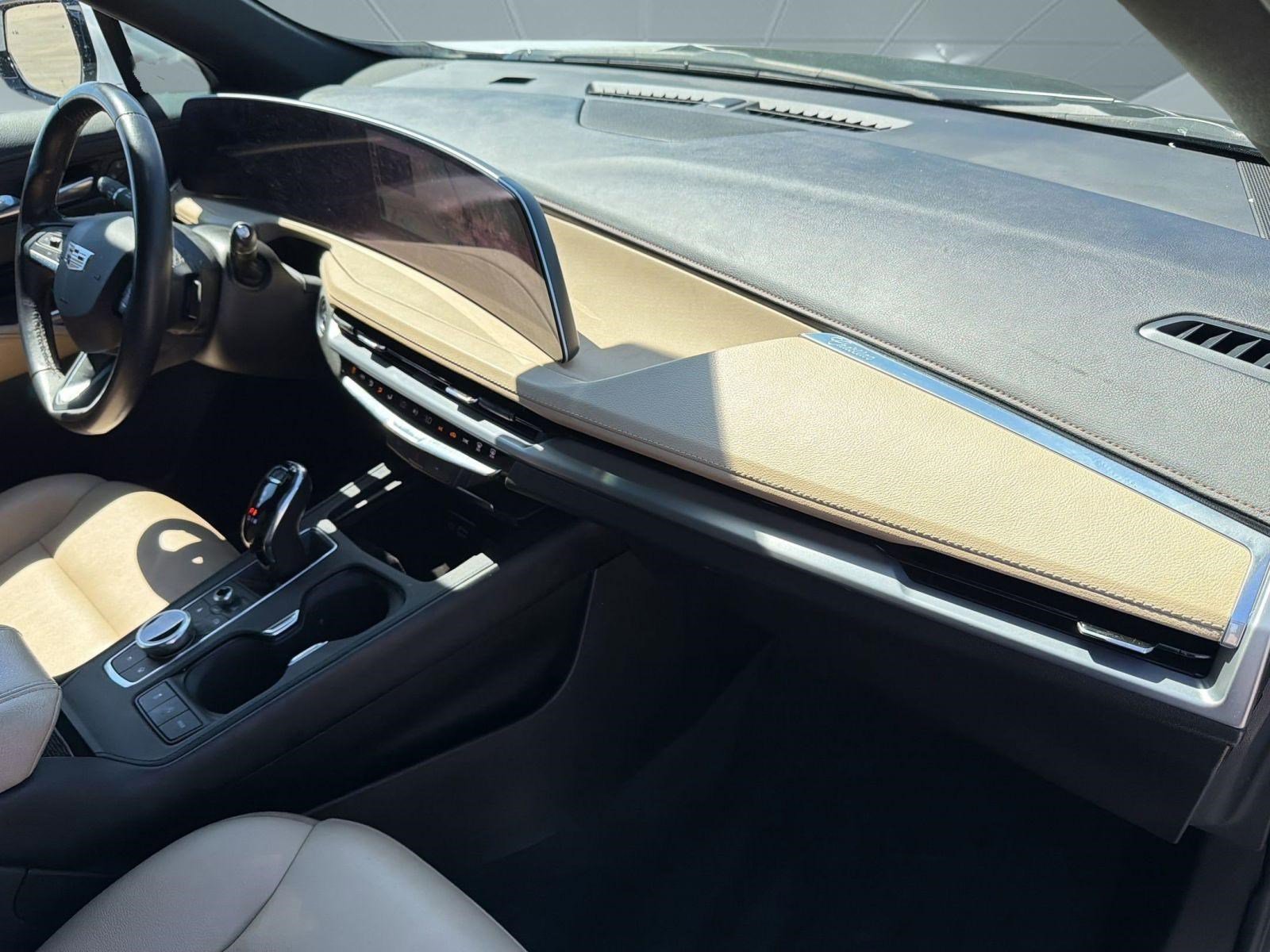 Used 2024 Cadillac XT4 Luxury w/ LPO, Floor Liner Package image 23