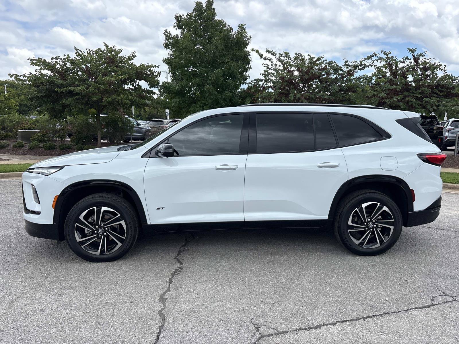 Used 2026 Buick Enclave Sport Touring w/ Power Package FWD image 5