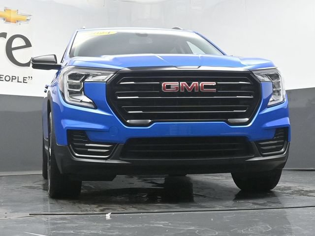 Used 2024 GMC Terrain SLE w/ Driver Convenience Package FWD image 3