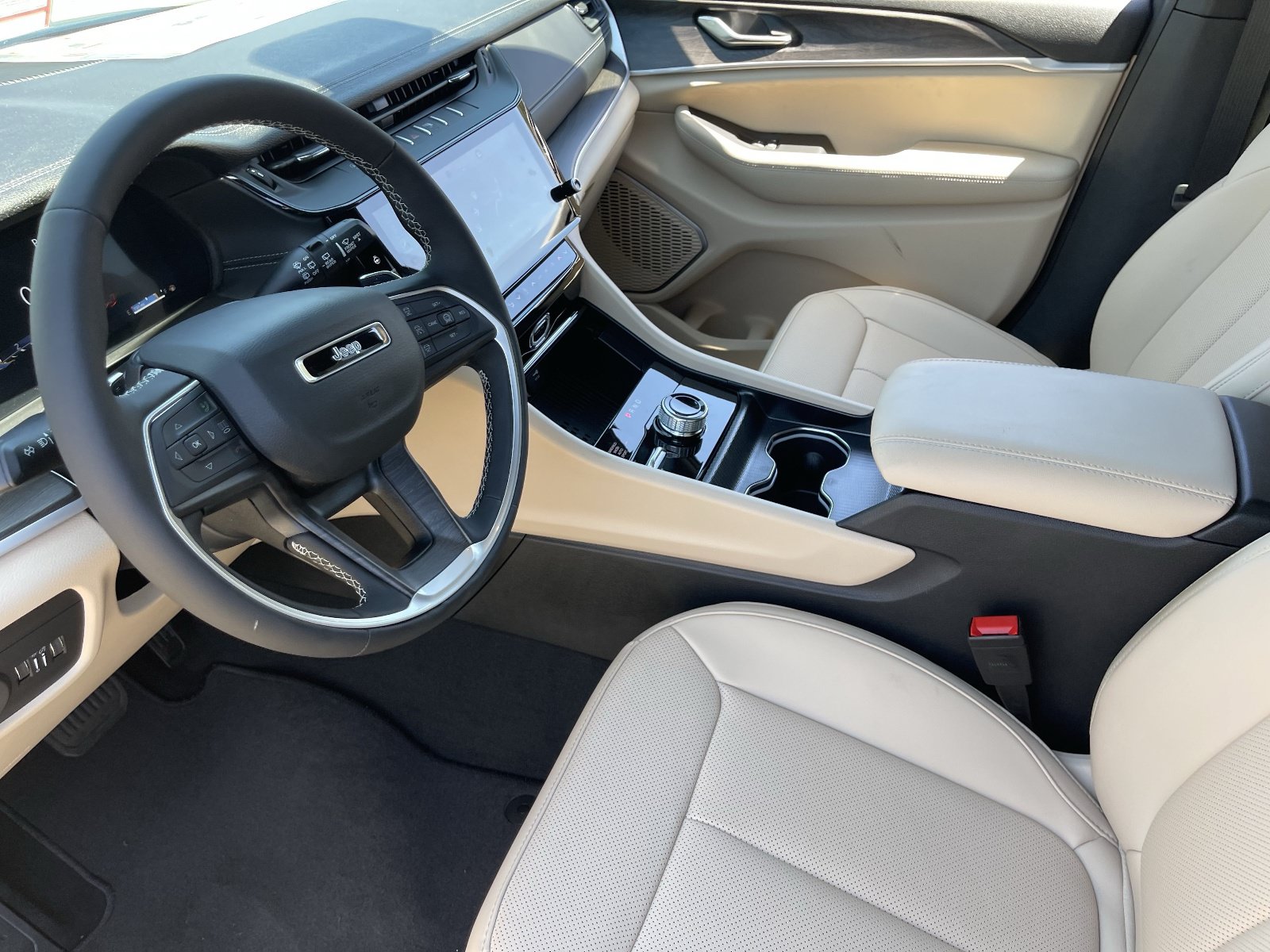 New 2026 Jeep Grand Cherokee Limited w/ Luxury Tech Group II AWD/4WD image 16