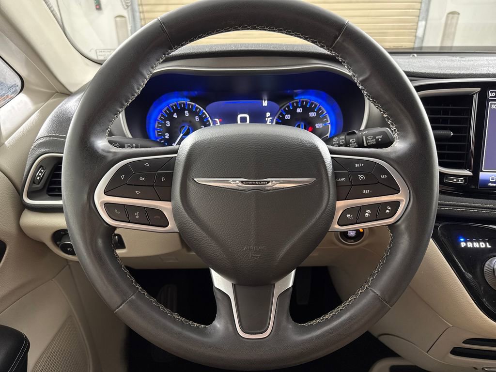 Used 2022 Chrysler Pacifica Touring-L FWD image 13