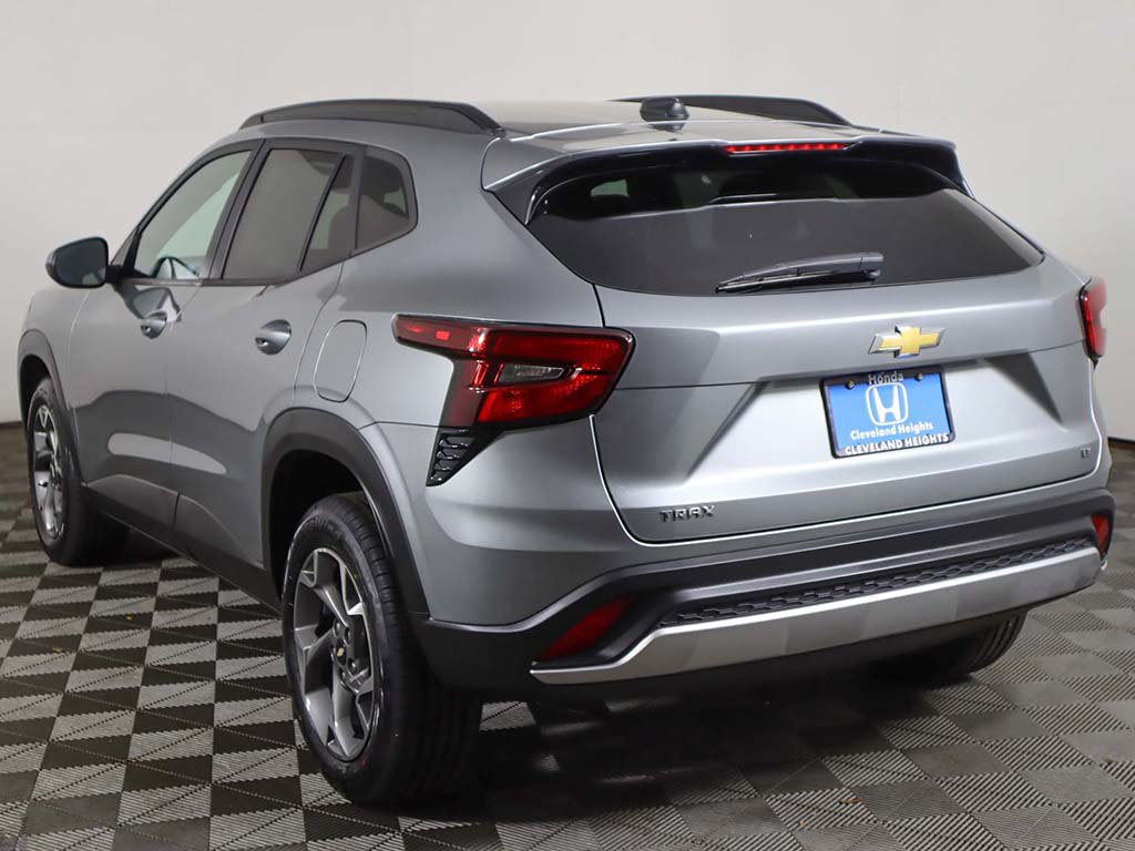 Used 2024 Chevrolet Trax LT w/ LT Convenience Package FWD image 7