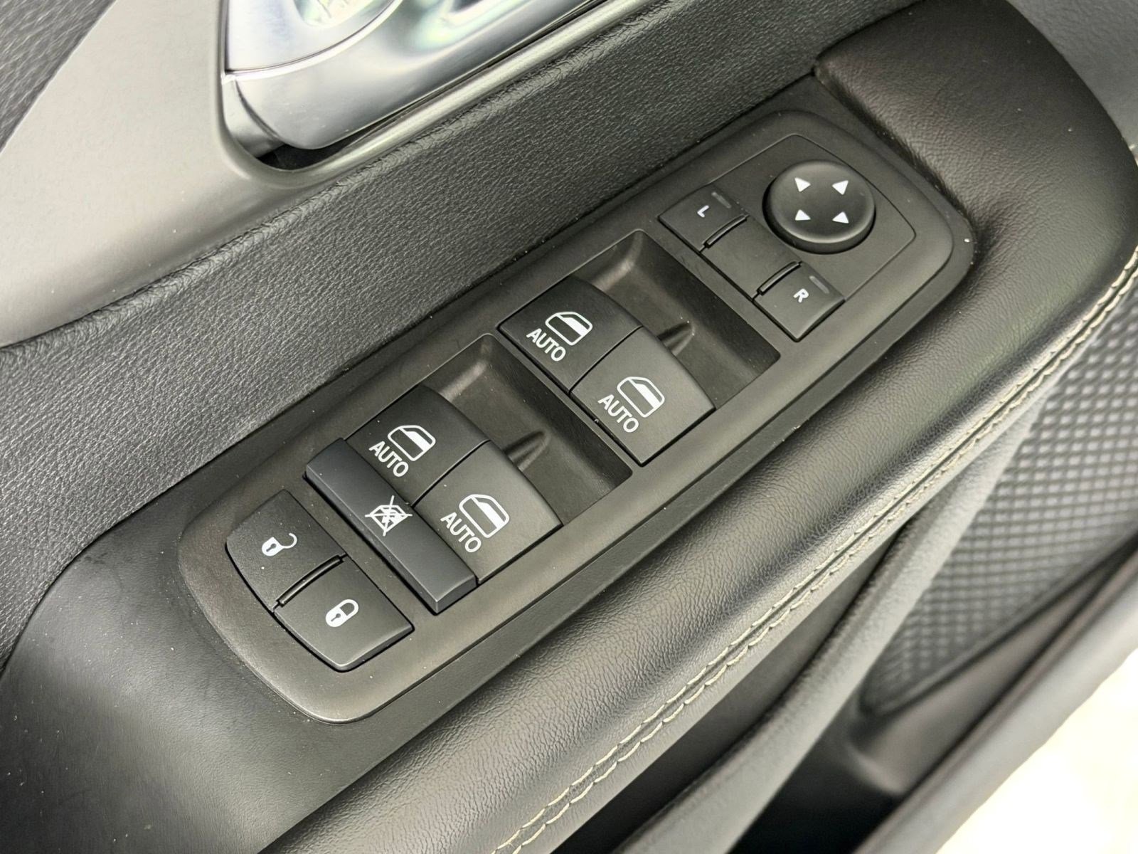 Used 2026 Chrysler Pacifica Select image 12