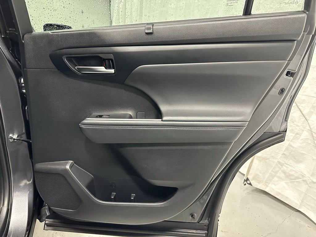 Used 2025 Toyota Highlander XLE image 57