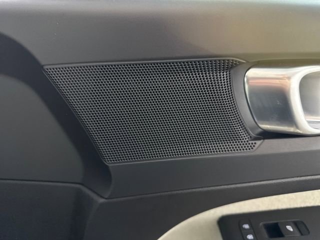 Used 2020 Volvo XC40 T5 Momentum image 30