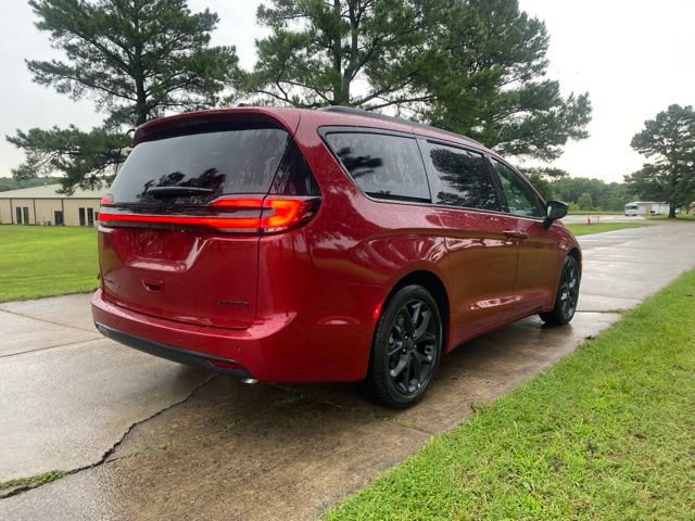 New 2027 Chrysler Pacifica Limited w/ S Appearance Package FWD image 11