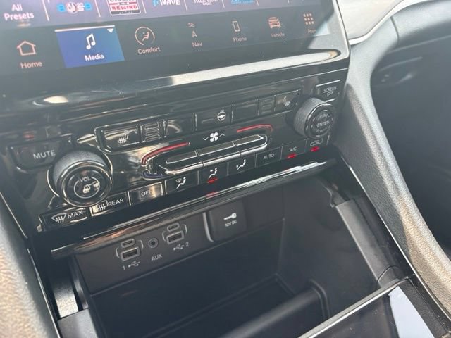 Used 2023 Jeep Grand Cherokee Limited AWD/4WD image 30