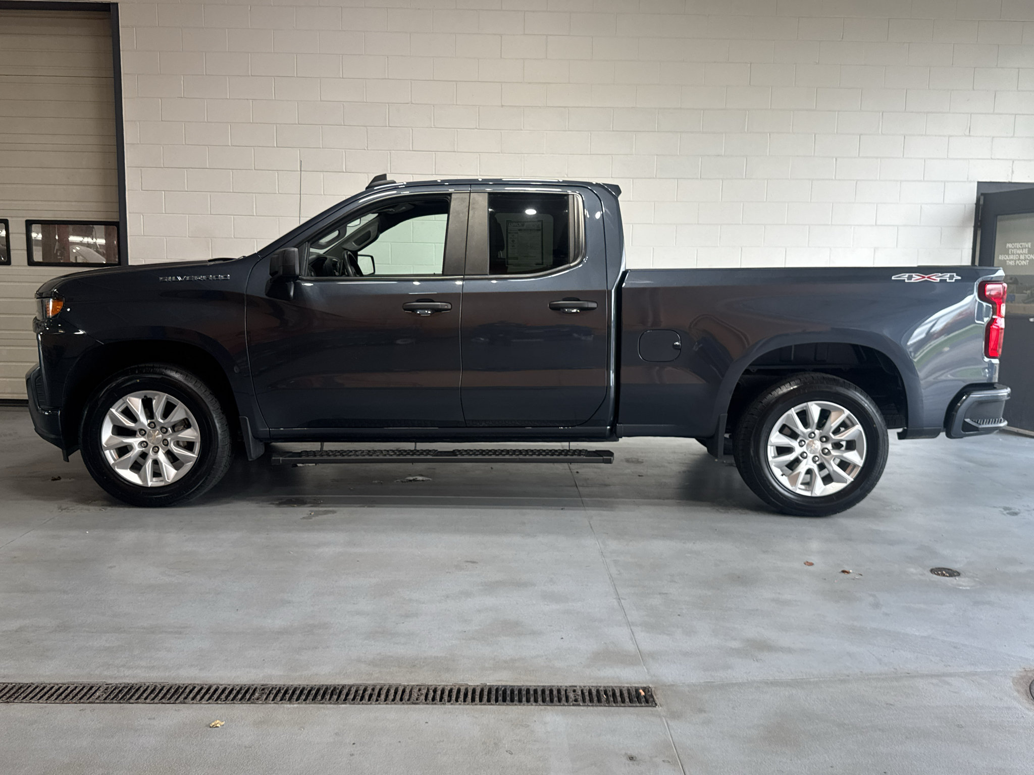 Used 2022 Chevrolet Silverado 1500 Custom AWD/4WD image 2