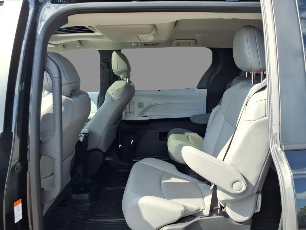 Used 2026 Toyota Sienna XLE AWD/4WD image 5
