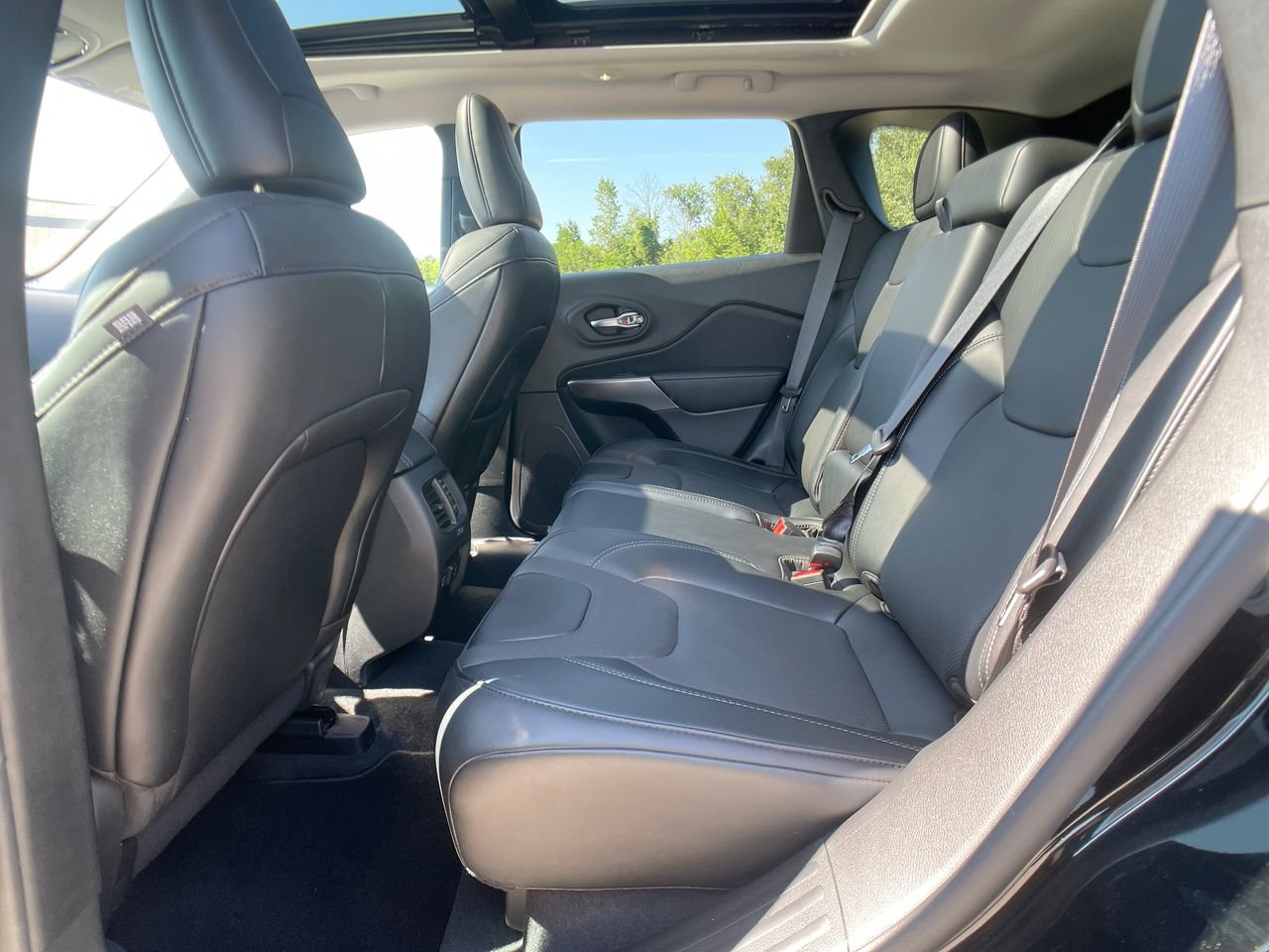 Used 2022 Jeep Cherokee Latitude Lux w/ Sun & Sound Group AWD/4WD image 23