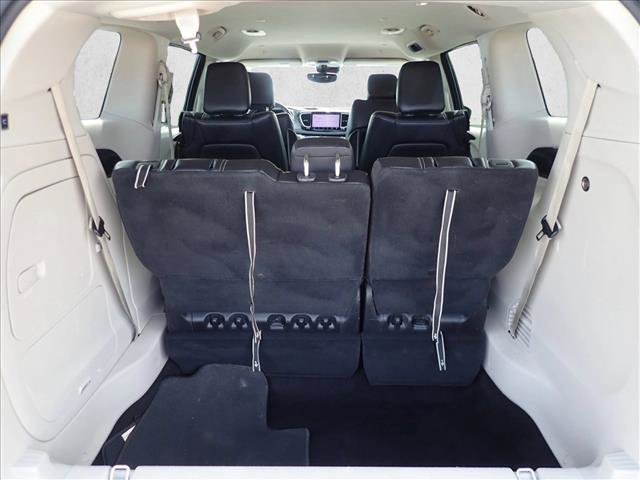 Used 2022 Chrysler Pacifica Touring-L image 8