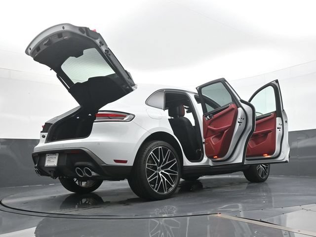 Certified 2025 Porsche Macan AWD/4WD image 26