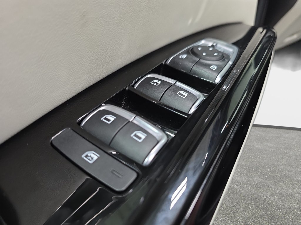 Used 2024 Kia Carnival EX FWD image 27