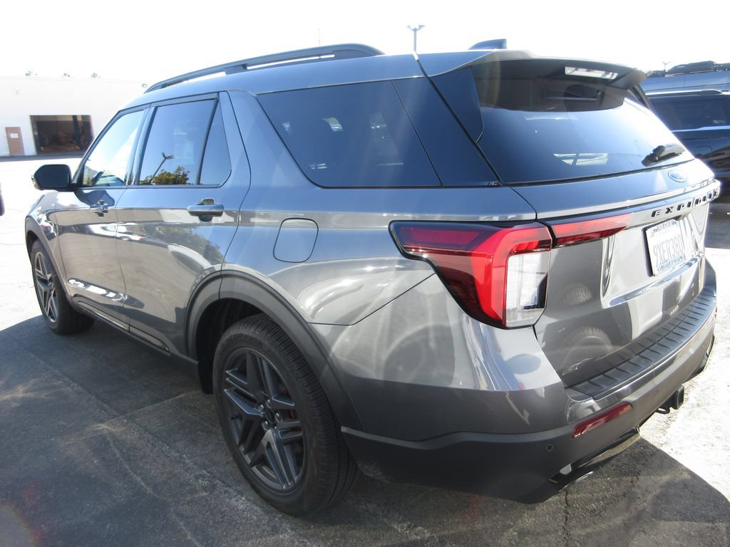 Used 2026 Ford Explorer ST-Line w/ ST-Line Street Pack RWD image 2