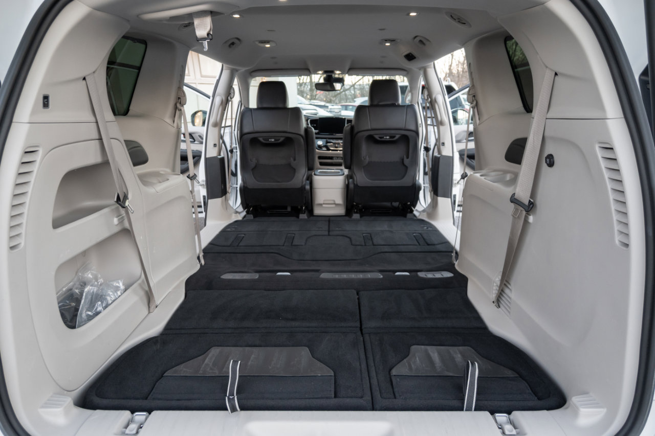 Used 2024 Chrysler Pacifica Touring-L image 23